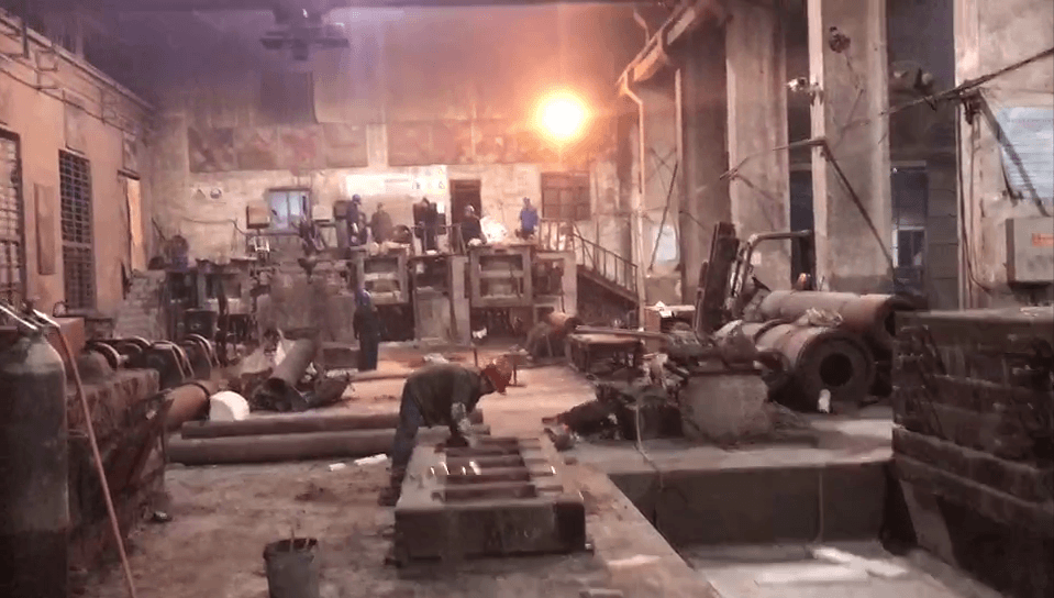 夜已很深了，江蘇江河機械生產(chǎn)車間依舊一片繁忙景象