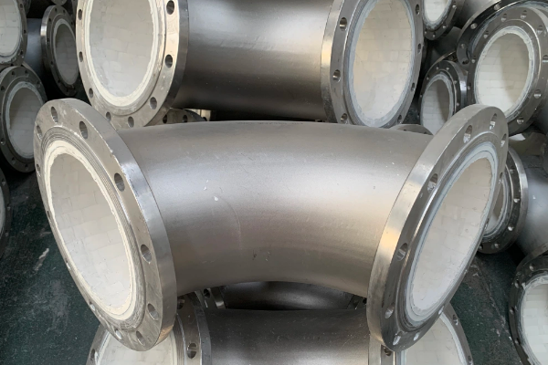 在工業(yè)生產(chǎn)中，物料輸送管道常常面臨磨損、腐蝕和高溫等復雜工況的挑戰(zhàn).為了滿足這些苛刻條件,物料管304管道+95氧化鋁陶瓷的組合應運而生...