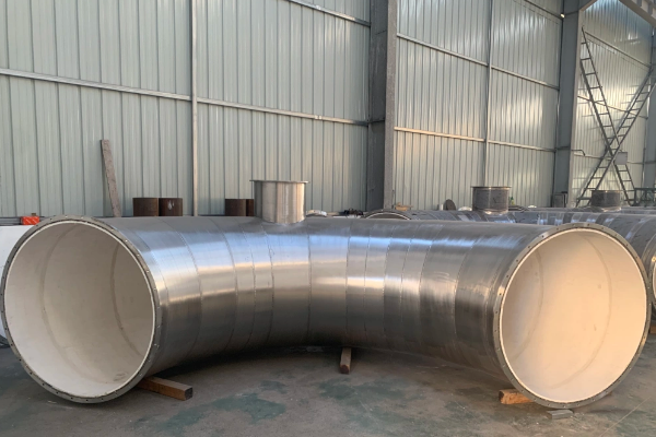 在工業(yè)生產(chǎn)中，物料輸送管道常常面臨磨損、腐蝕和高溫等復雜工況的挑戰(zhàn).為了滿足這些苛刻條件,物料管304管道+95氧化鋁陶瓷的組合應運而生...